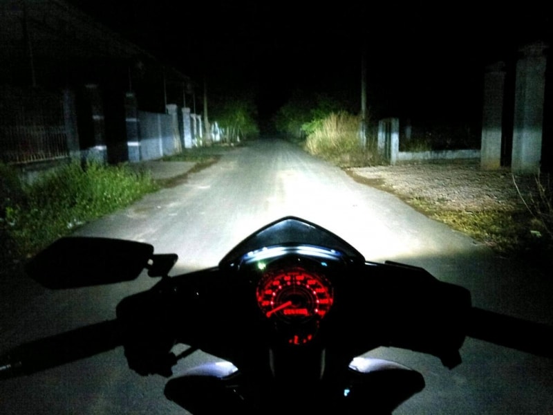 Nếu xe máy đèn không sáng khiến người ái xe gặp nhiều khó khăn