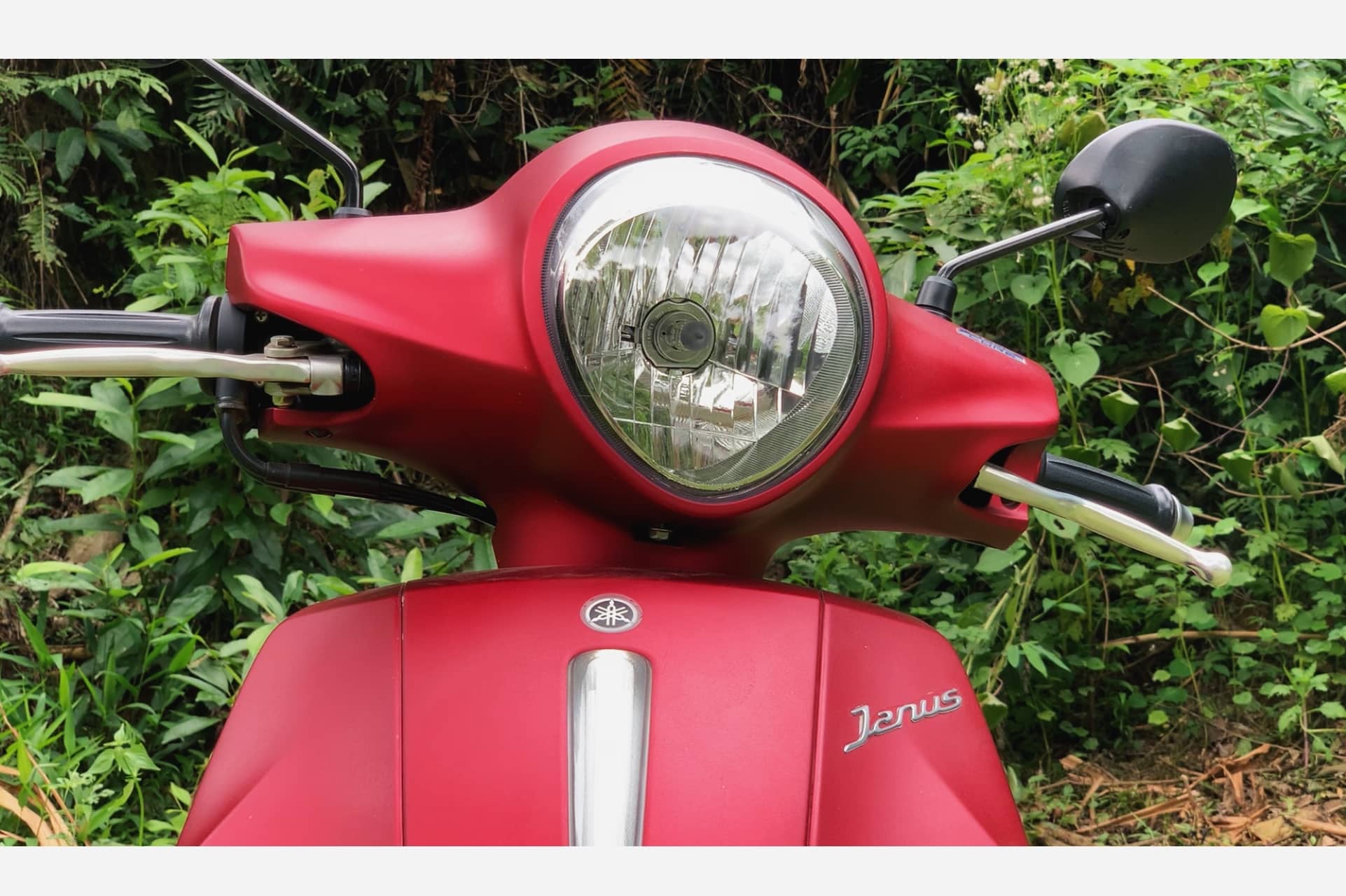 Xe máy đèn không sáng có thể do vỏ đèn xe bám quá nhiều bùn đất, vết bẩn hay ố vàng